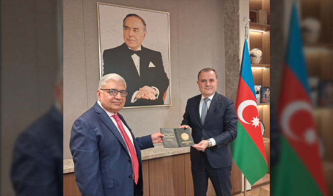 The Wafaqi Mohtasib Mr. Ejaz Ahmad Qureshi presenting a souvenir to H.E. Mr. Jeyhun Bayramov, the Foreign Minister of the Republic of Azerbaijan during his recent visit to Baku  (12 November 2025)